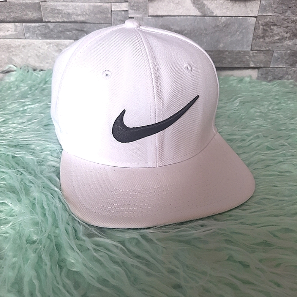 NIKE SWOOSH PRO FLAT CAP Adjustable white unisex